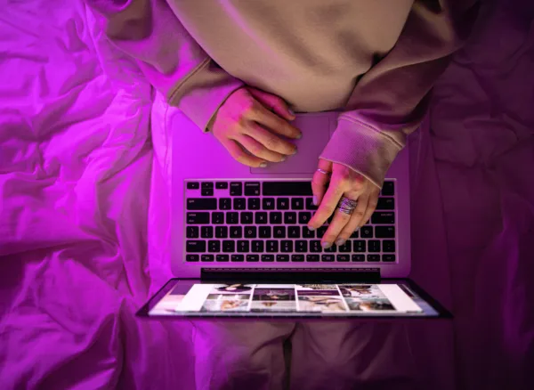 Purple20hands20with20laptop20in20bed